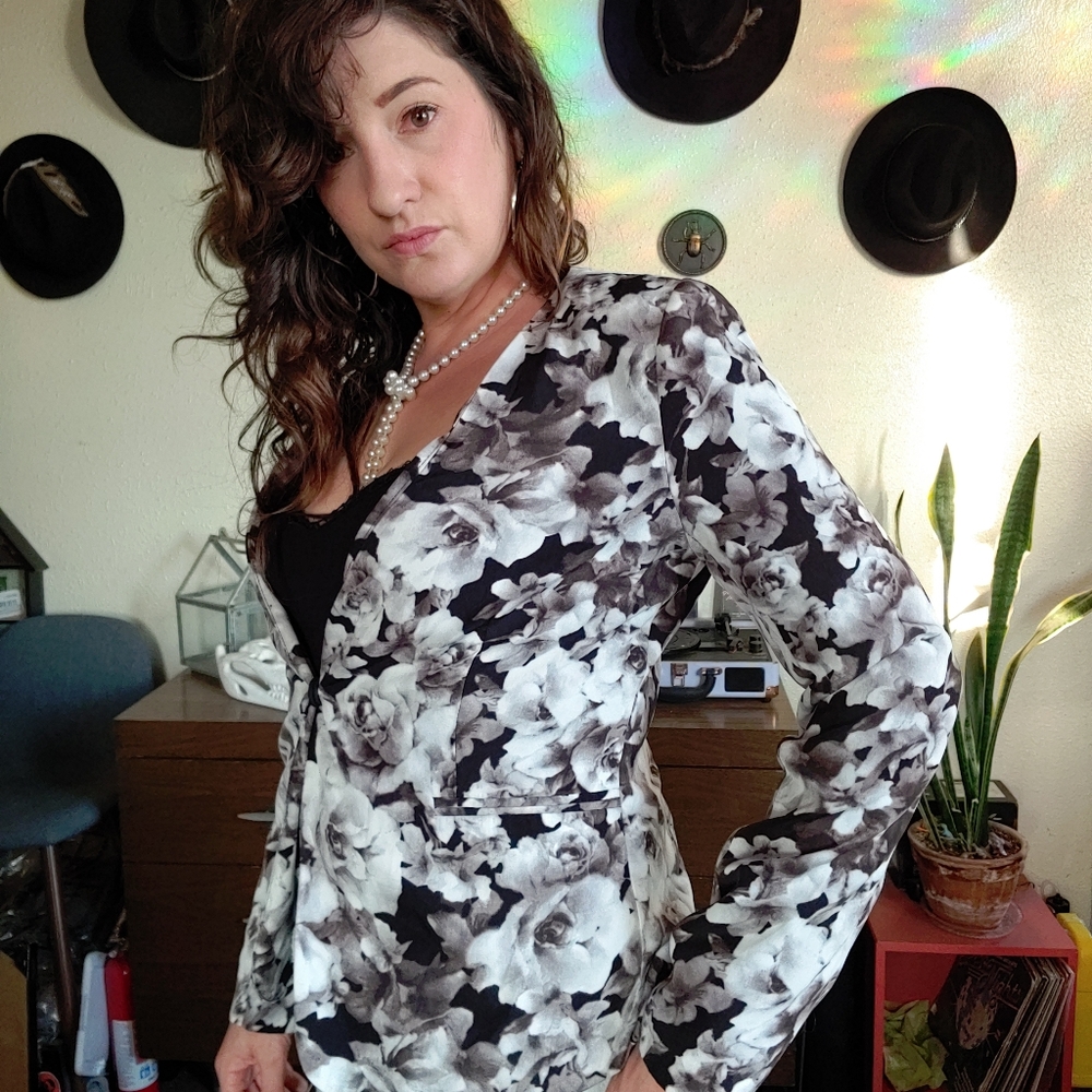 Chic interesting floral print power suit blazer